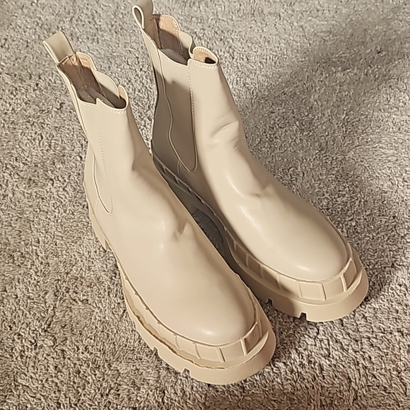 PRETTYLITTLETHING WOMAN'S BOOTS - Picture 1 of 7